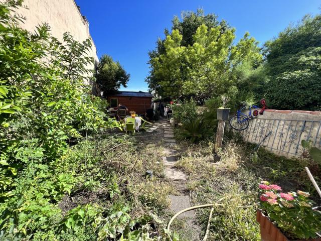 A vendre appartement T4 en rez de jardin avec piscine et stu