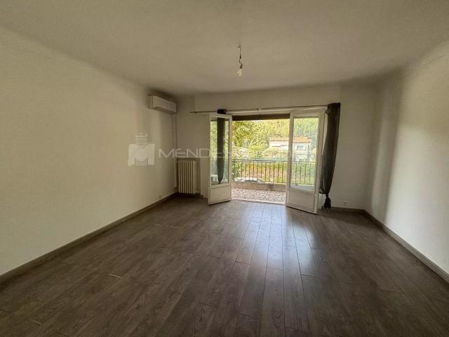 À VENDRE APPARTEMENT TROIS PIÈCES À CONTES