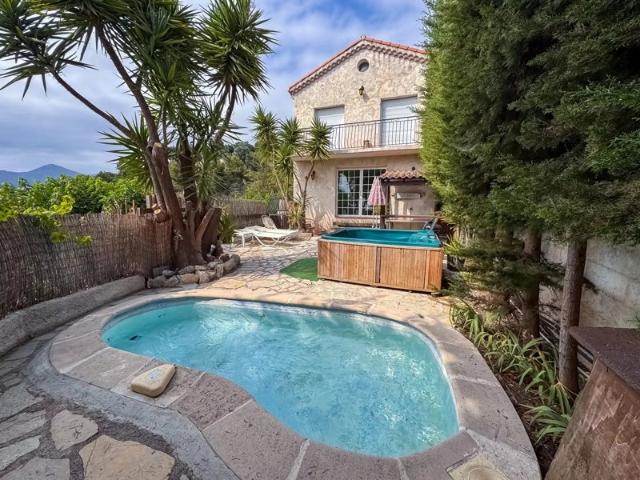 ? À Vendre – Appartement Villa avec Vue Mer, Piscine & Studio Indépendant ?