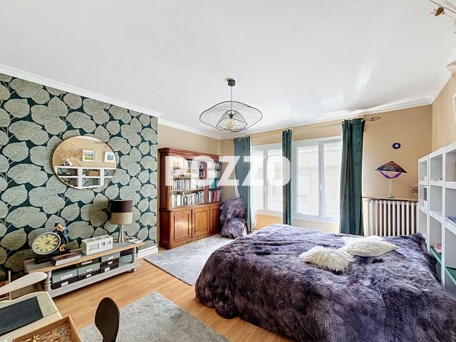 A VENDRE APPARTEMENT DE 6 PIECES 152.80 m2 A VIRE NORMANDIE 14 avec garage