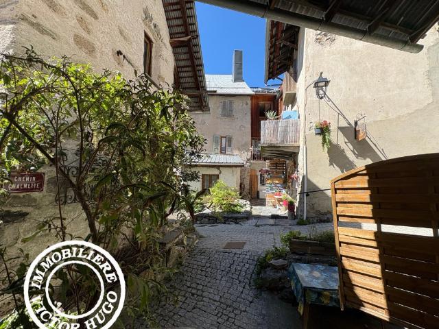À VENDRE APPARTEMENT ET MURS COMMERCIAUX AU CŒUR DU VILLAGE DE VENOSC LES DEUX ALPES
