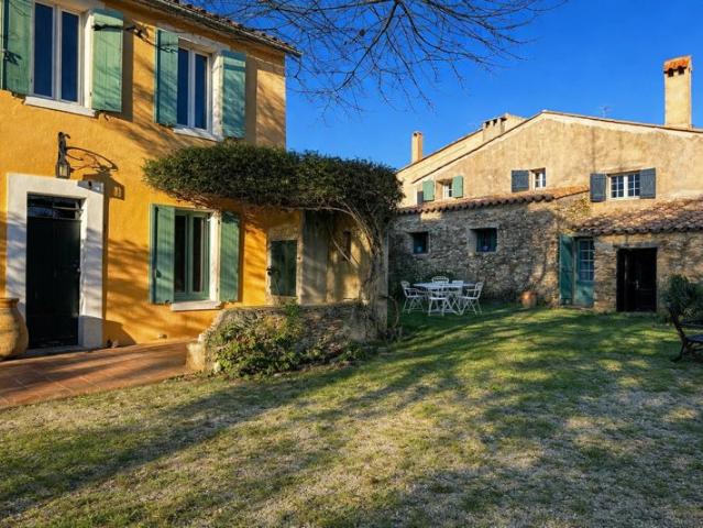 A VENDRE: Au Castellet, Mas provençal à 16 minutes des plages avec vignes et oliviers