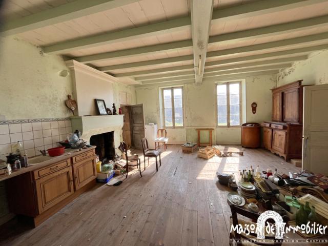 A vendre au Sud de COGNAC Maison bourgeoise à rénover 18