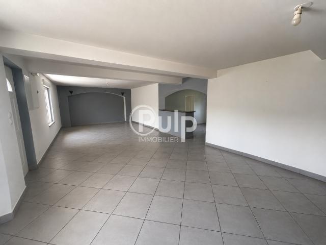 À VENDRE Authentique Longère avec vaste hangar sur 4 549 m² de terrain à Conchy sur canche
