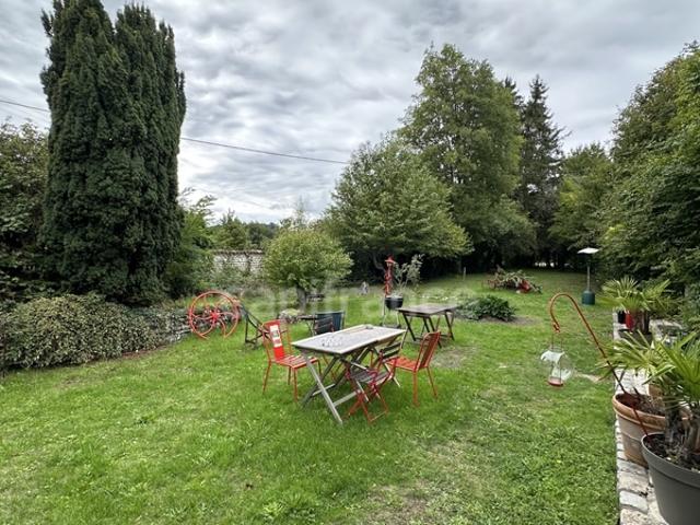 À vendre, Authentique longère charentaise de 186 m² habitables avec grand terrain arboré à Berneuil
