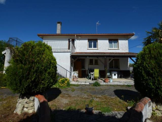 A vendre aux portes d'Auch, Gers: Maison sur 2 niveaux avec 6 chambres, espace extérieur d'environ 1 000m2. Quartier paisible et bucolique à quelques minutes de toutes les commodités. Idéal famille, habitat intergénérationel, indépendant, location