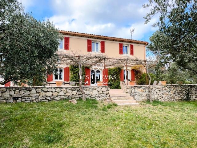 A vendre bastide d'environ 250 m2 6 pièces + T2 sur 4000 m2