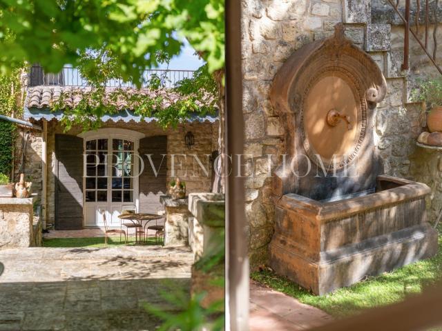 A Vendre Bâtisse Authentique En Pierre Avec Cour Intérieure. 230m² Oppède