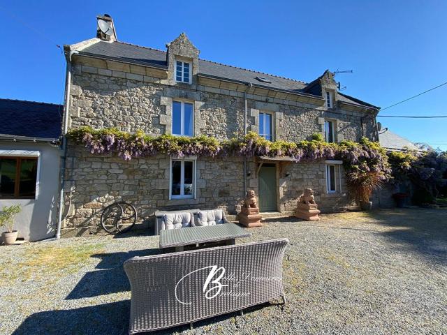 A vendre belle propriété de deux maisons avec piscine dans u. 354m² Pontivy
