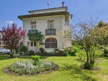 À VENDRE BIEN D’EXCEPTION FACE AU BOIS DE VINCENNES COMME UNE MAISON JARDIN PRIVATIF. TERRASSES