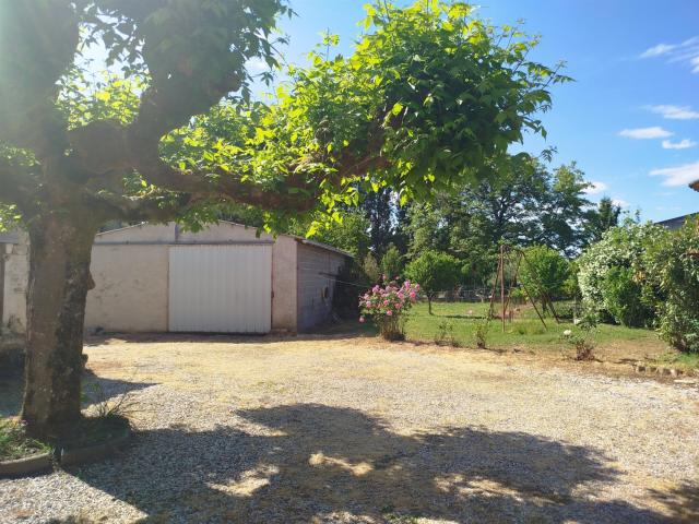À vendre Charmante maison de village de plain pied avec dépe. 135m² Soussac