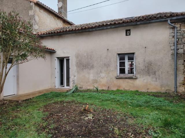 A vendre charmante maison de village située sur la commune Val de Comporte Saint Macoux 86400