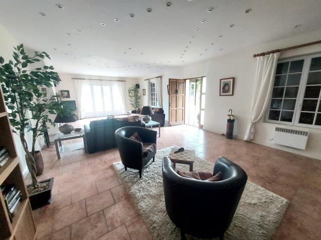 À vendre Charmante maison familiale à Gizeux, à deux pas de. 211m² Gizeux
