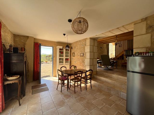 A vendre charmante propriété en pierre avec vue dégagée