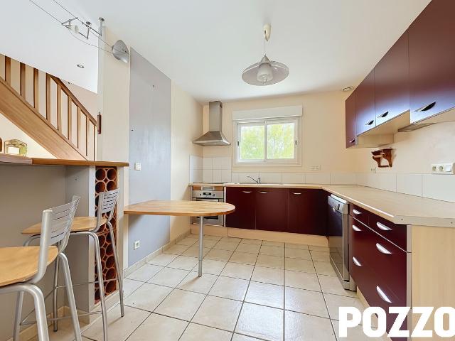 A VENDRE. CONDE SUR VIRE. PROCHE BOURG ET ECOLES. MAISON AVEC VIE DE PLAIN PIED