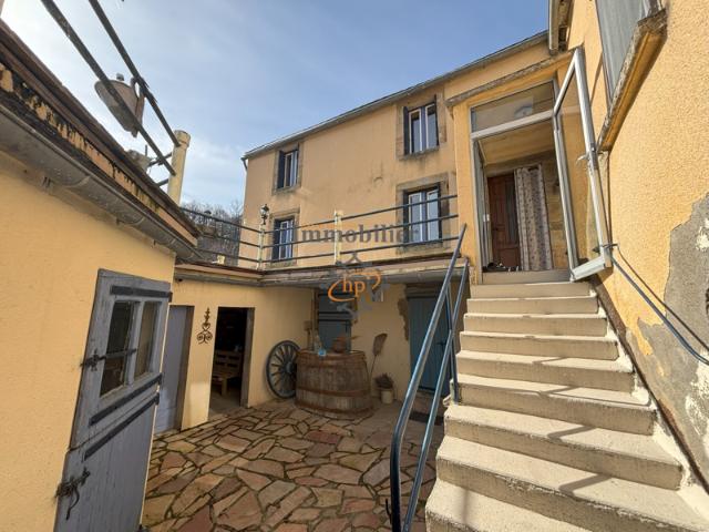 A vendre, Coupiac maison avec terrasses et terrains attenant