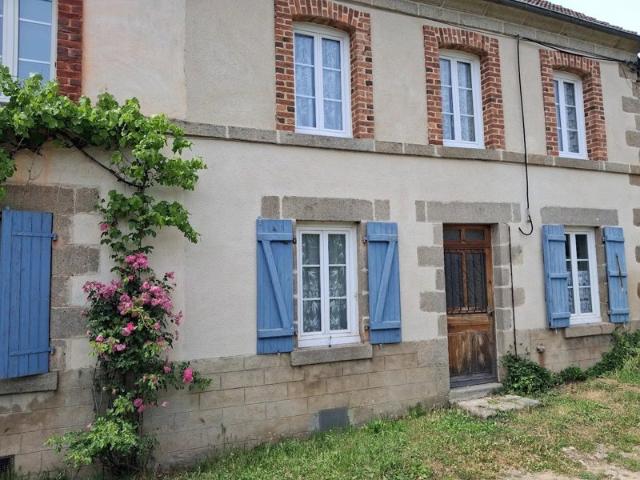 À vendre dans la Creuse, maison mitoyenne avec grande grange