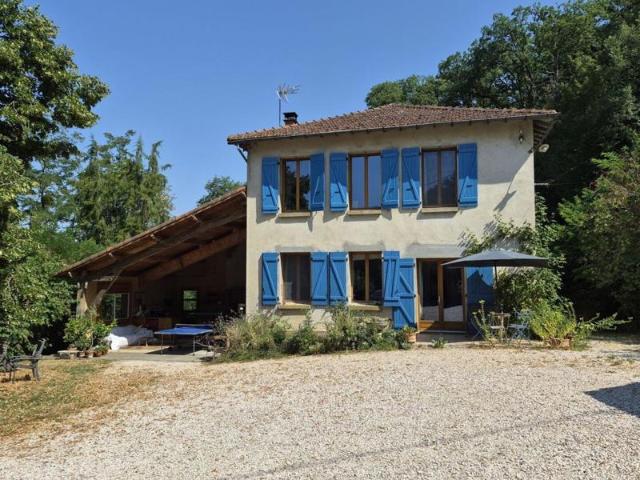 À vendre dans le Gers, proche de Castelnau Magnoac: Maison gasconne dotée d'une cuisine d'été spacieuse, balcon terrasse, granges et de parcelles boisées, sur un terrain de 24 772 m² 2,4ha. Situation calme, belles vues des montagnes