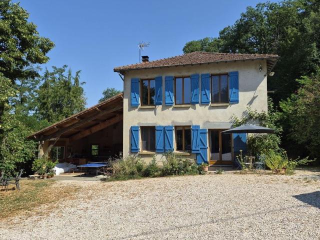 À vendre dans le Gers, proche de Castelnau Magnoac: Maison gasconne dotée d'une cuisine d'été spacieuse, balcon terrasse, granges et de parcelles boisées, sur un terrain de 24 772 m² 2,4ha. Situation calme, belles vues des montagnes