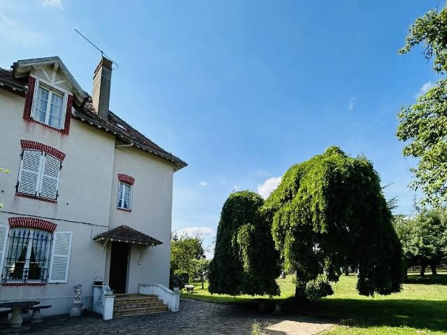 A vendre dans l'Indre, une belle villa avec gîte et jardin