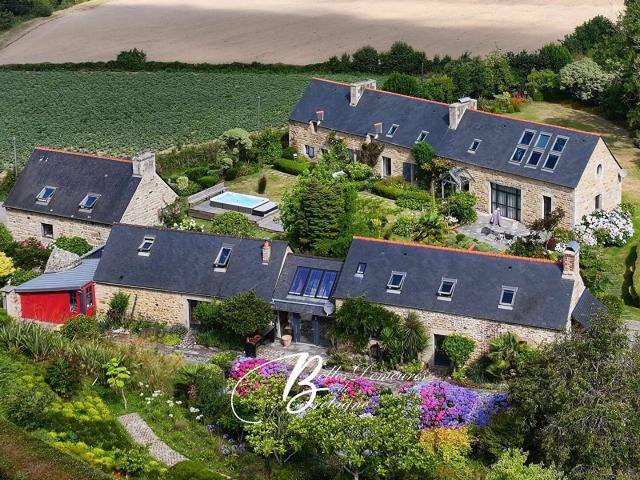 A vendre Demeure de prestige en bord de mer et son jardin d'. 500m² Penvénan