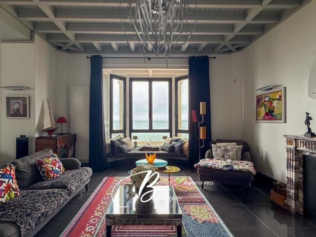 A vendre Demeure d'exception les pieds dans l'eau et vue mer. 400m² Plougasnou