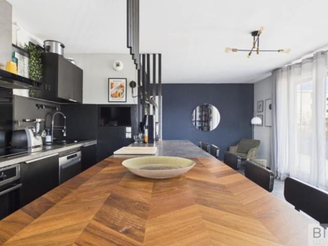 A vendre dernier étage avec climatisation et 50 m2 de terrasse