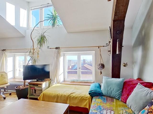 À VENDRE DERNIER ÉTAGE D'UN PETIT IMMEUBLE 69001 LYON PLATEAU DE LA CROIX ROUSSE VUE FOURVIÈRE APPART