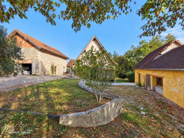 A vendre Deux maisons, un appartement indépendant et deux garages 246 M² habitables 8 pièces SAINT PIERRE DE CHIGNAC 24 – Terrain de 1981 M²