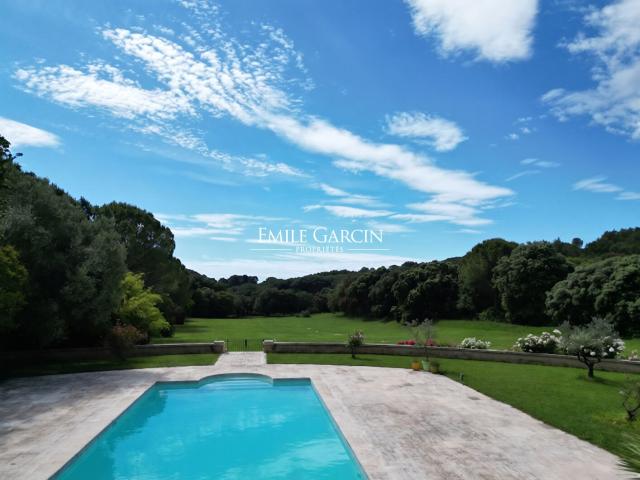 A vendre Domaine d'exception proche de Nîmes de plus de 100. 600m² Nîmes