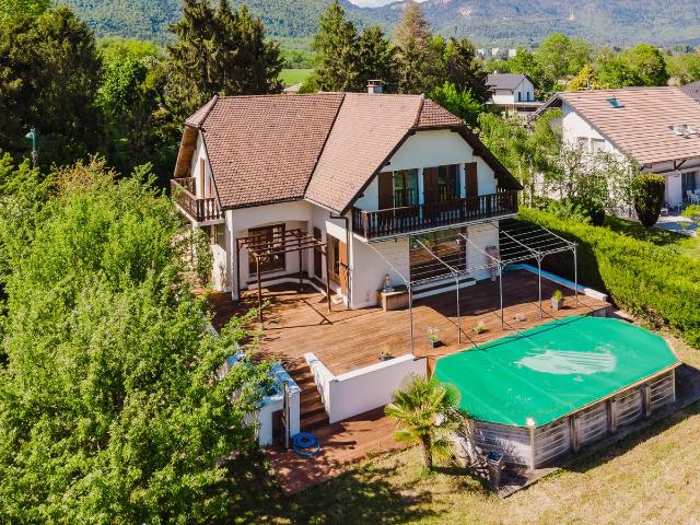 À vendre: Échenevex Villa rénovée avec piscine, vue dégagée sur les Alpes