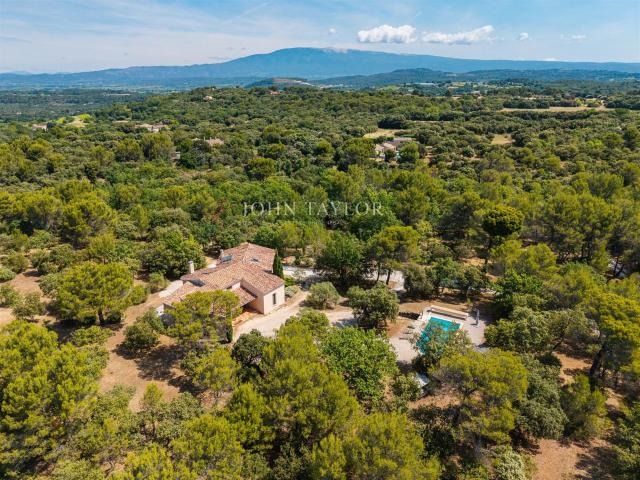 A VENDRE – Élégante propriété de prestige avec piscine et vu. 250m² Venasque
