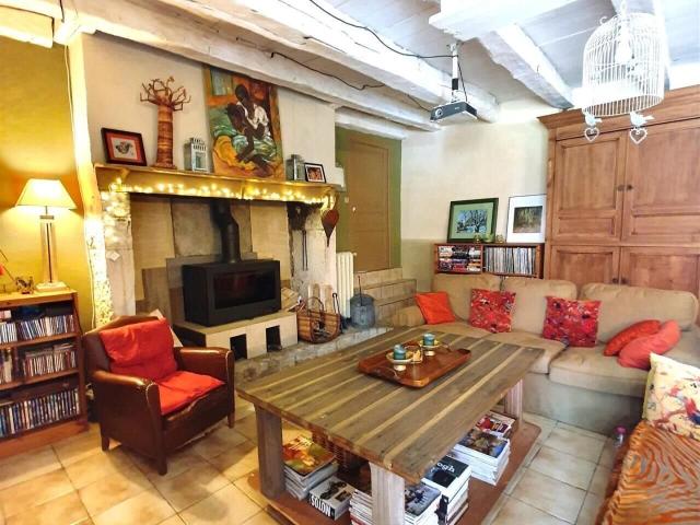A vendre maison de caractère en pierres avec gîte, piscine e. 170m² Salon