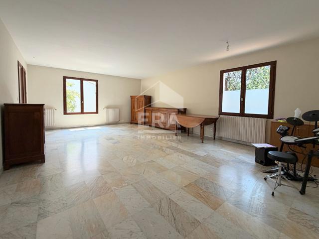 A VENDRE EN CO EXCLUSIVITE LE PUY SAINTE REPARADE 13610 VILLA FAMILIALE DE 7 PIECES D'ENVIRON 183 M2, SUR UN TERRAIN CLOS ET PISCINABLE DE 675 M2 AVEC GARAGE