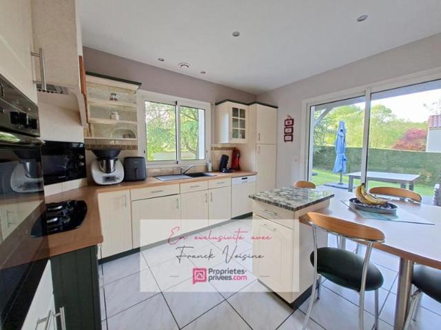 A VENDRE en Exclusivité à Saint Michel Mont Mercure, maison de 124 m2 avec 4 chambres et 1 bureau sur un parc arboré de 3812 m2