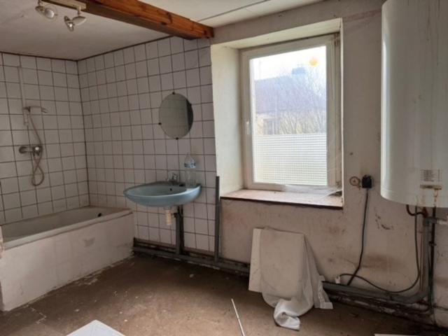 A vendre en exclusivité, proche de la Belgique et du Luxembourg, une maison de village à rénover de 67 m² habitables ! Située dans l’axe Stenay / Charleville, cette bâtisse est idéal pour les amateu