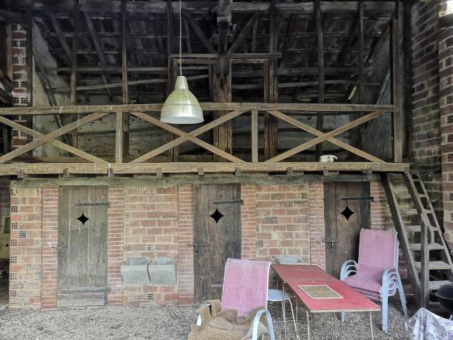 A vendre en exclusivité: Superbes vues sur les montagnes pour cette propriété gasconne traditionnelle située sur 2.75ha. Endroit idéal pour les amoureux de la nature, à proximité d'Aignan. Dépendances, chênes centenaires et étang