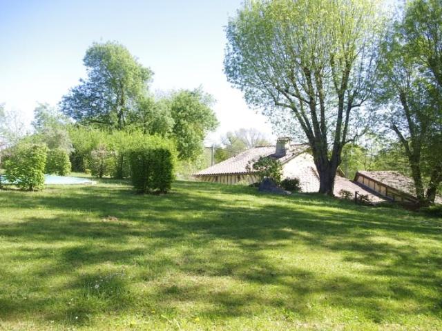À Vendre ensemble immobilier de charme sur 3646 m² de terrai. 157m² Avéron Bergelle