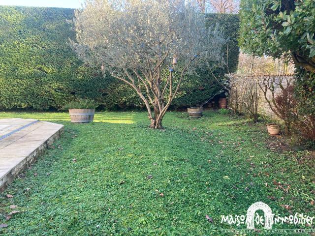 A vendre ENTRE COGNAC ET ANGOULEME ENSEMBLE IMMOBILIER 9 PIECES 353m2 PISCINE