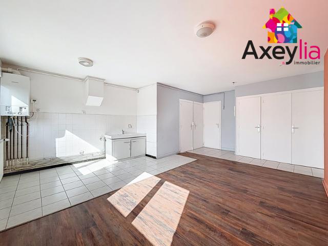 A VENDRE FEURS APPARTEMENT COEUR DE VILLE SANS VIS A VIS