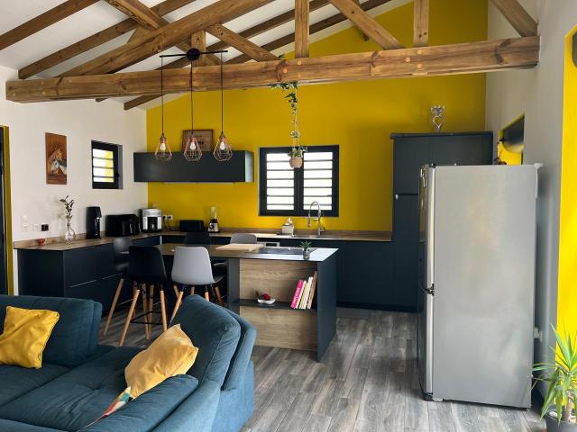 BAISSE DE PRIX ! A vendre Fort de France ! Villa Contemporaine en Bois, Alliance de Charme, Modernité et Raffinement