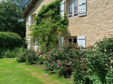 Prix en baisse ! A vendre, Gers, proche Castéra Verduzan: Tout un hameau rural de 3 maisons en pierre sur 1,2ha avec écuries, piscine et dépendances