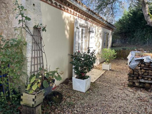 Prix en baisse ! A vendre, Gers, proche Castéra Verduzan: Tout un hameau rural de 3 maisons en pierre sur 1,2ha avec écuries, piscine et dépendances