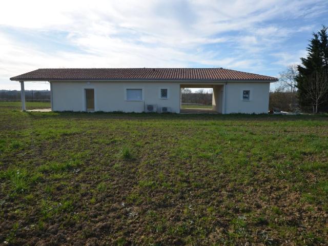 A vendre, Gers, secteur de Condom: Maison de plain pied neuve, très économe, 4 chambres, garage et jardin de 2 851m². Proche des commodités et services de base d'un village