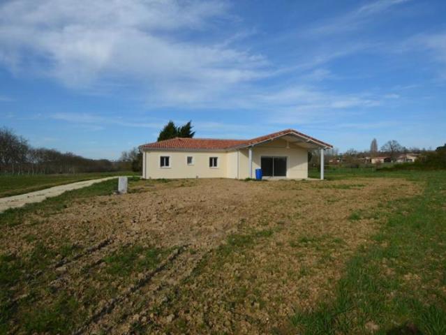 A vendre, Gers, secteur de Condom: Maison de plain pied neuve, très économe, 4 chambres, garage et jardin de 2 851m². Proche des commodités et services de base d'un village