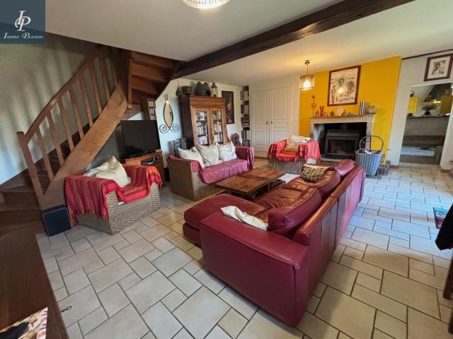 A VENDRE GEVREY CHAMBERTIN 15 KMS Dijon Sud Cote des Vins 10 Kms Nuits St Georges belle propriété ancienne