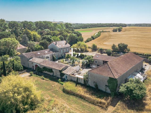 A VENDRE GRANGE A RENOVER GENAC BIGNAC 300M2