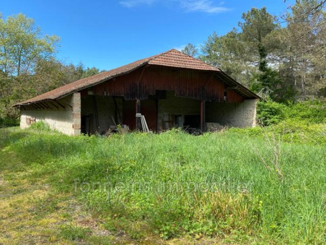 À vendre ? Grange en pierre de 500 m² à rénover avec terrain d