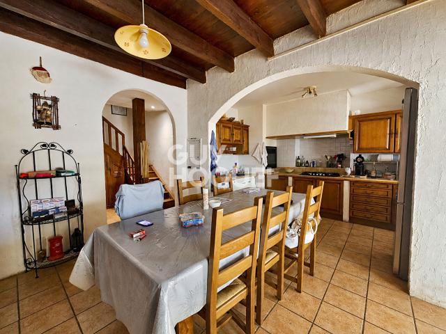 A VENDRE GRANDE MAISON AVEC PISCINE, ENTRE VIGNES ET GARRIGUE