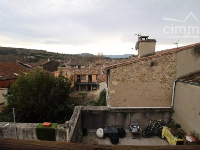 A vendre grande maison de village avec cour